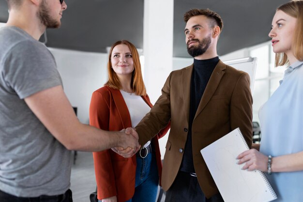 Groupe de jeunes au travail