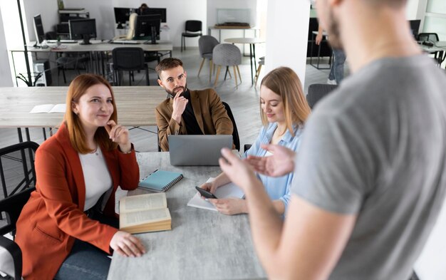 Groupe de jeunes au travail