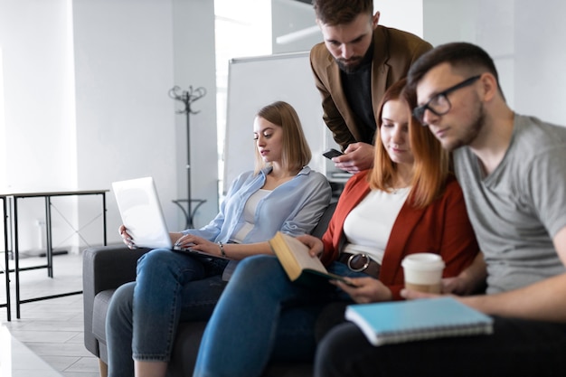 Groupe de jeunes au travail