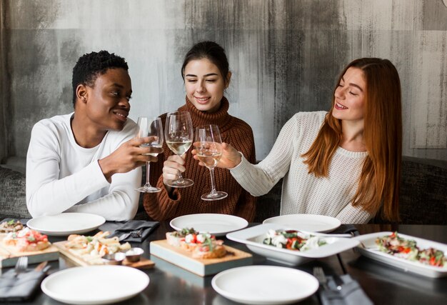 Photo gratuite groupe de jeunes ayant du vin ensemble