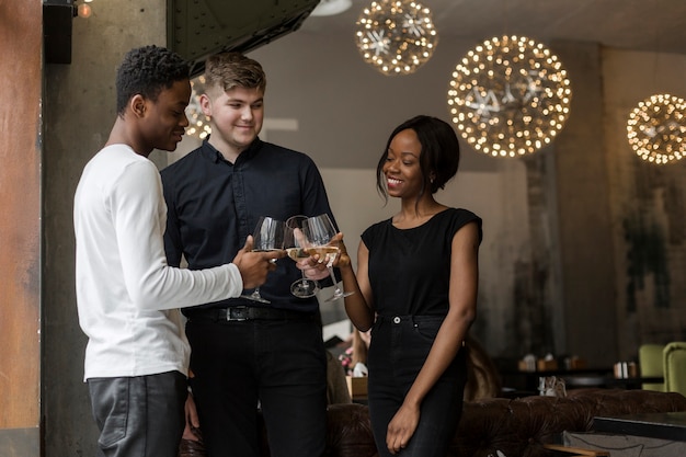 Photo gratuite groupe de jeunes ayant du vin ensemble