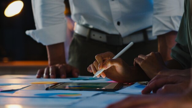 Groupe de jeunes créatifs asiatiques vêtus de vêtements décontractés intelligents discutant d'un brainstorming commercial