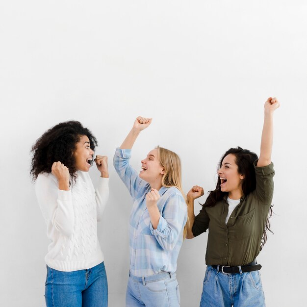 Groupe de jeunes femmes applaudir ensemble