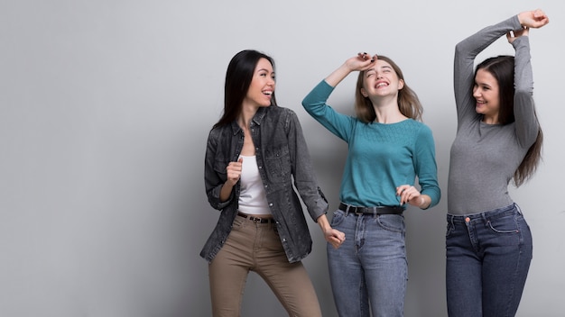 Groupe de jeunes femmes dansant ensemble