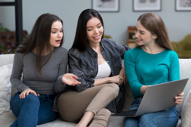 Groupe de jeunes femmes ensemble sur le canapé