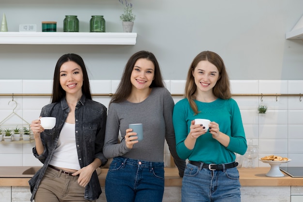 Groupe de jeunes femmes positives avec des tasses à café