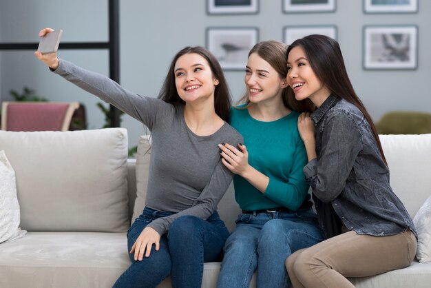 Groupe de jeunes femmes prenant une photo ensemble