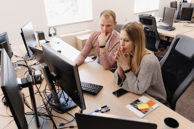 Groupe de jeunes gens d'affaires travaillant au bureau