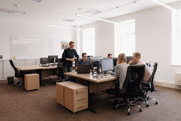 Groupe de jeunes gens d'affaires travaillant au bureau