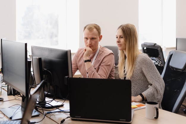 Groupe de jeunes gens d'affaires travaillant au bureau