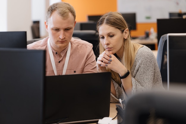 Groupe de jeunes gens d'affaires travaillant au bureau