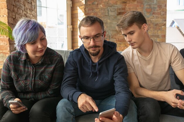 Groupe de jeunes heureux partageant dans les médias sociaux