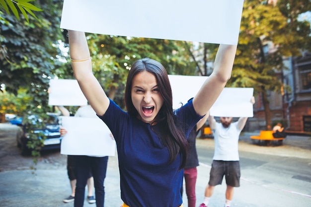 Groupe de jeunes manifestants à l'extérieur