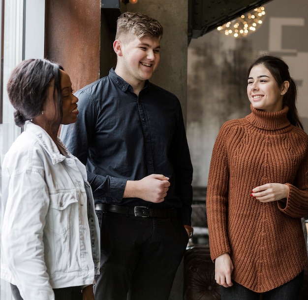 Groupe de jeunes positifs réunis