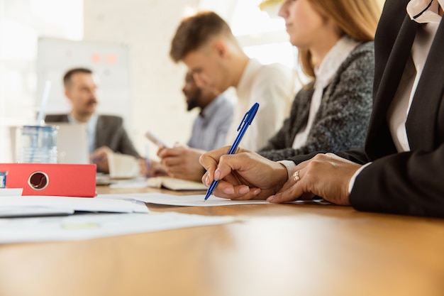 Photo gratuite groupe de jeunes professionnels ayant une réunion, bureau créatif