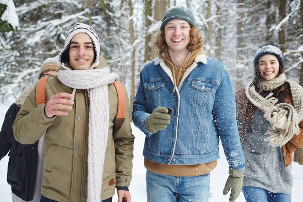 Groupe de jeunes s'amuser en vacances