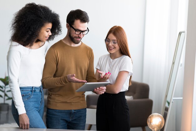 Groupe de jeunes travaillant sur un projet