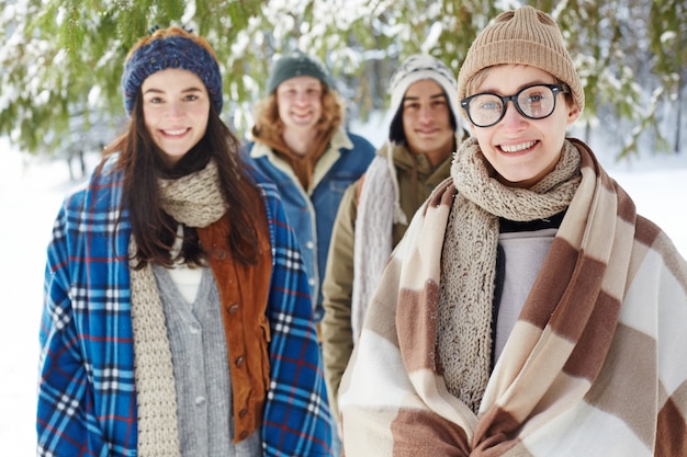 Photo gratuite groupe de jeunes en vacances d'hiver