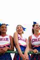 Photo gratuite groupe de jolies pom-pom girls adolescentes en uniforme mignon