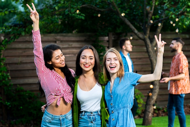 Groupe de joyeuses jeunes filles ensemble