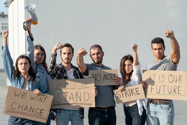 Groupe de manifestants marchant ensemble