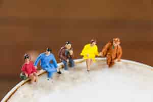 Photo gratuite groupe miniature d'amis ayant le café