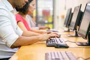 Photo gratuite groupe multiethnique d'étudiants travaillant dans un cours d'informatique