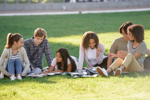 Groupe multiethnique de jeunes étudiants concentrés