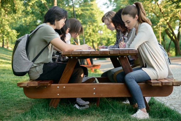 Groupe multiethnique de jeunes étudiants heureux