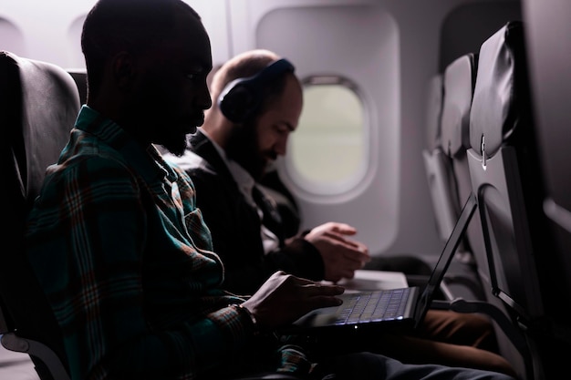 Photo gratuite groupe multiethnique de personnes voyageant à l'étranger en avion, voyageant avec une compagnie aérienne internationale en classe économique. partir en vacances ou en voyage d'affaires avec un service de transport en avion.