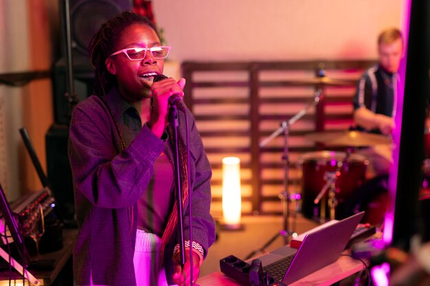 Groupe de musiciens jouant de la musique lors d'un événement local