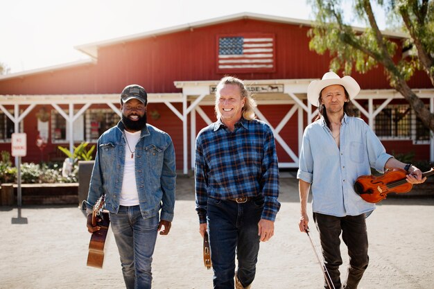 Groupe de musique country chantant à l'extérieur