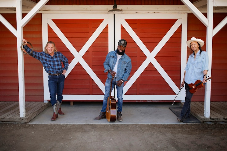 Photo gratuit groupe de musique country chantant à l'extérieur
