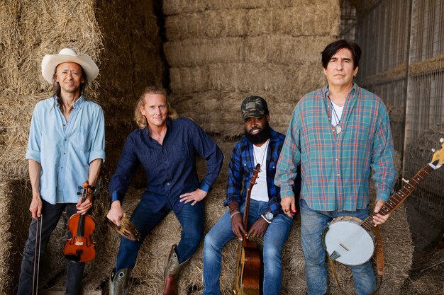 Groupe de musique country chantant à l'extérieur