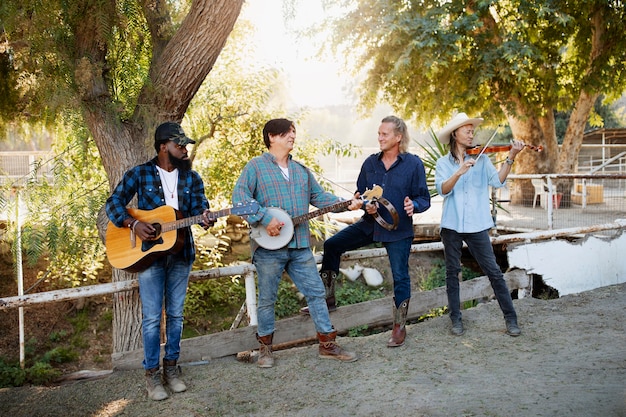 Photo gratuite groupe de musique country chantant à l'extérieur