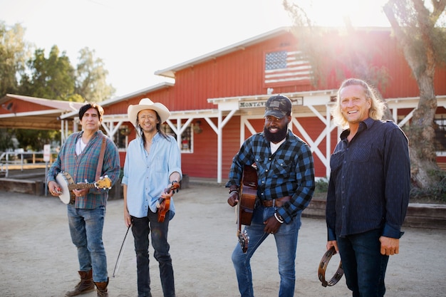 Groupe de musique country chantant à l'extérieur