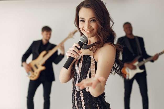 Groupe de musique en studio avec de nombreux instruments