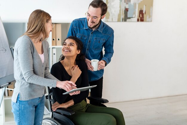 Groupe de personnes adultes travaillant ensemble sur un projet