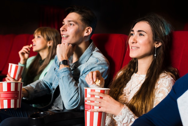 Groupe de personnes au cinéma