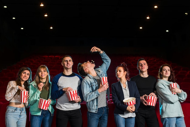 Groupe de personnes au cinéma