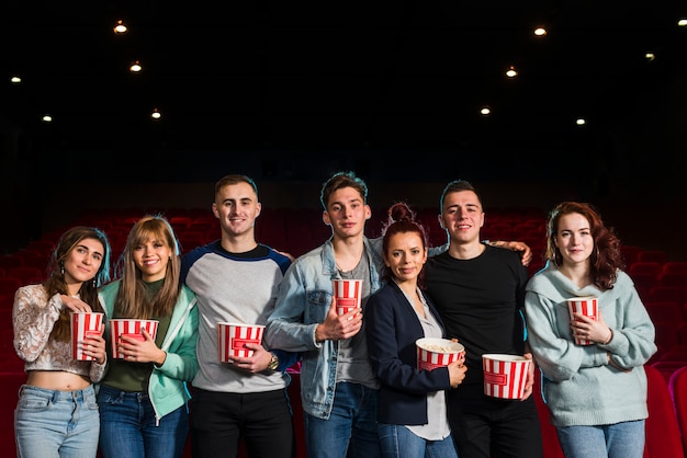 Photo gratuite groupe de personnes au cinéma