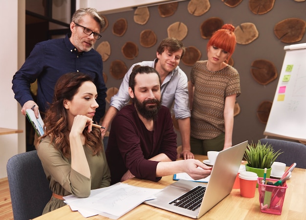 Groupe de personnes créatives analysant le résultat du travail