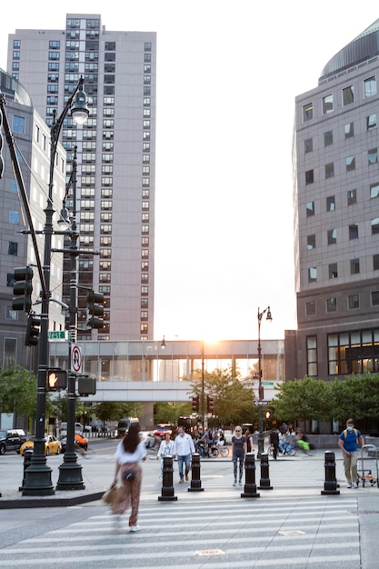 Photo gratuite groupe de personnes dans une composition de ville