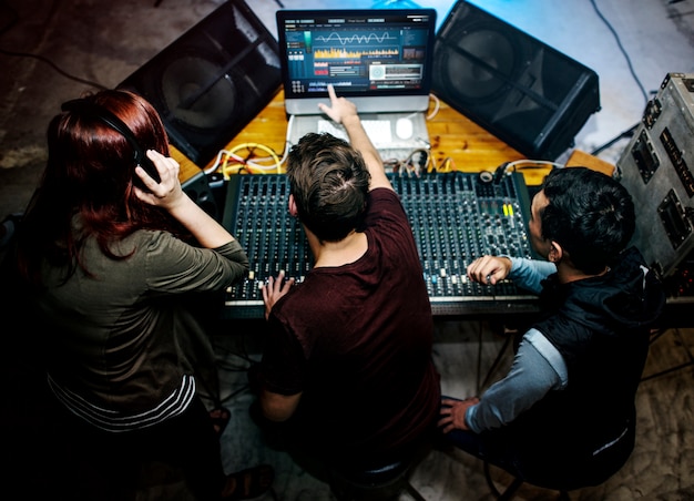 Photo gratuite groupe de personnes dans une station de mixage sonore