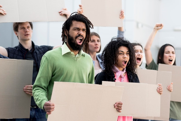 Groupe de personnes debout et protestant