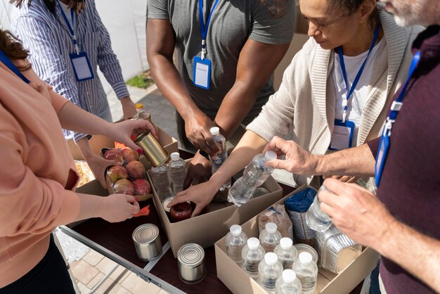 Groupe de personnes différentes faisant du bénévolat dans une banque alimentaire pour les pauvres