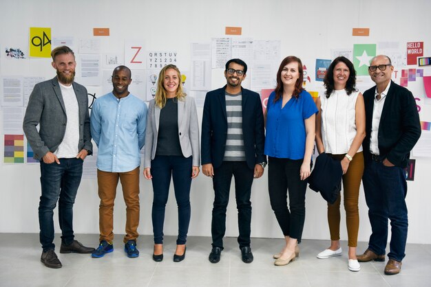 Groupe de personnes diverses participant au cours de démarrage d&#39;entreprise