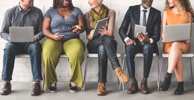 Photo gratuit un groupe de personnes diverses utilise des appareils numériques