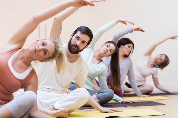 Photo gratuite groupe de personnes effectuant des exercices d'étirement