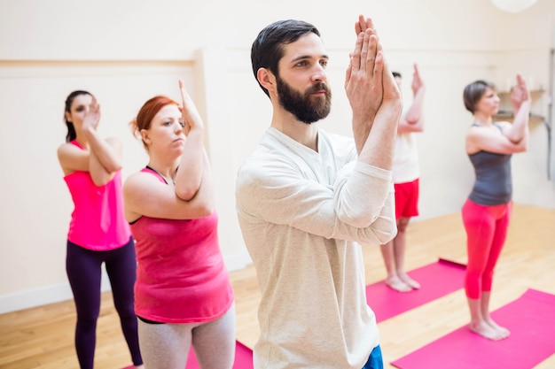 Groupe de personnes effectuant des exercices de la main